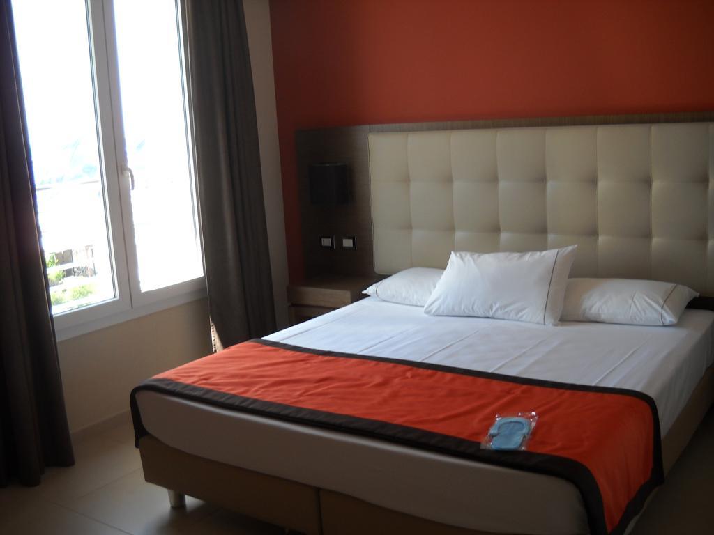 Hotel Tiber Φιουμιτσίνο Δωμάτιο φωτογραφία